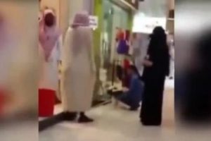 "Elleri &ccedil;ıplak" diye AVM'den kovuldu!
