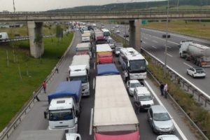 İstanbul-Ankara yolunda 25 kilometrelik ara&ccedil; kuyruğu