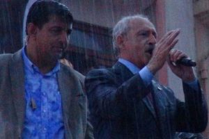 Kılı&ccedil;daroğlu sağanak yağmura aldırmadan konuştu