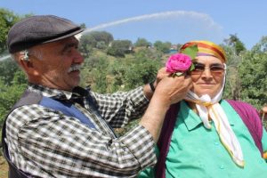 Birbirlerini seviyorlarsa &ccedil;i&ccedil;ek takıyorlar