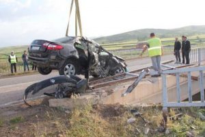 Otomobil k&ouml;pr&uuml; bariyerlerine &ccedil;arptı: 1 &Ouml;l&uuml;, 1 yaralı