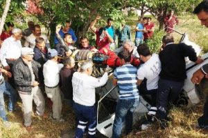 Otomobil bah&ccedil;eye u&ccedil;tu: 2 yaralı