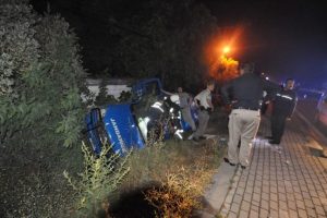 Minib&uuml;s askeri araca &ccedil;arptı : 1 &ouml;l&uuml;, 3 yaralı