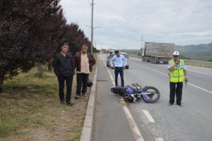 Havada iki takla atan motosiklet s&uuml;r&uuml;c&uuml;s&uuml;n&uuml; kask kurtardı
