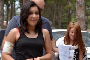 Yurttan ka&ccedil;maya &ccedil;alışan kızın koluna demir korkuluk battı