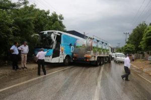Ak Partili adayın bulunduğu otob&uuml;s tankerle &ccedil;arpıştı