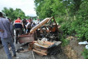 Trakt&ouml;rle tanker &ccedil;arpıştı: 3 &ouml;l&uuml;