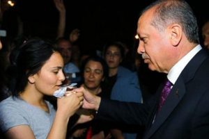 Cumhurbaşkanı Tayyip Erdoğan Aksaray'da d&uuml;şen kızı teselli etti