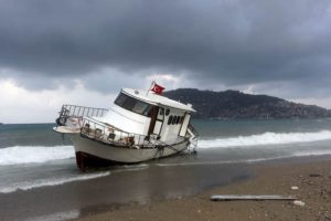 154 m&uuml;ltecinin bulunduğu tekne karaya vurdu