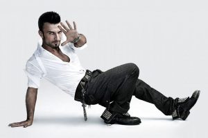 Tarkan 4 arkadaşıyla Umre'ye gidiyor...