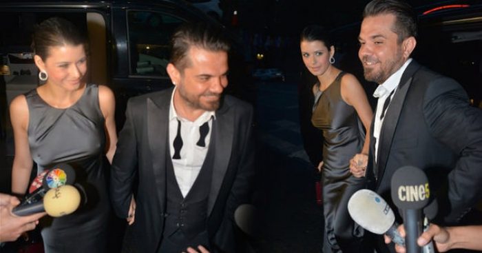 Beren Saat'in s&uuml;tyensiz elbisesi damga vurdu...
