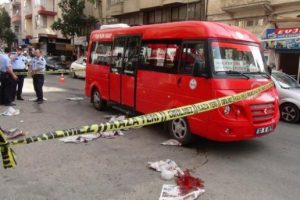 Minib&uuml;s &ccedil;arpan Suriyeli k&uuml;&ccedil;&uuml;k kuzenler &ouml;ld&uuml;