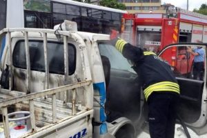 T&uuml;p kamyoneti alev aldı, faciadan d&ouml;n&uuml;ld&uuml;