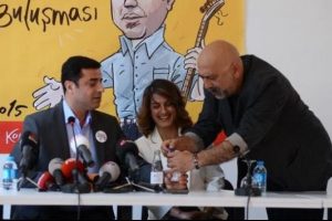 Demirtaş 'gazoz a&ccedil;ılışı' yaptı!