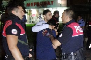 &Ouml;nce 3 kişiyi sonra karısını vurdu oğlunu da rehin aldı
