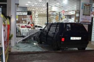 &Ccedil;alıntı ara&ccedil;la d&uuml;kkana dalıp, soygun yaptılar