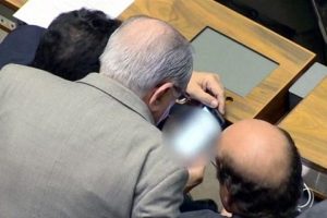 Milletvekili mecliste porno izlerken yakalandı!