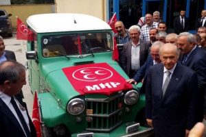 MHP lideri Bah&ccedil;eli'ye s&uuml;rpriz hediye