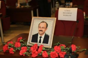 Merhum Başkan Yıldız'ın masasını karanfiller s&uuml;sledi