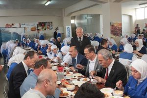 Sağlık Bakanı Bursa'da iş&ccedil;ilerle birlikte yemek yedi
