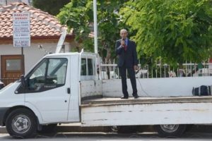 Bağımsız miletvekili adayı, boş alanda miting yaptı