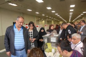 İngiltere ve İsko&ccedil;ya'da T&uuml;rk se&ccedil;menler sandık başında