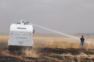 Tarladaki yangına TOMA m&uuml;dahale etti