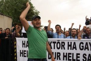 T&uuml;rk Trakt&ouml;r iş&ccedil;isi, tehditleri u&ccedil;ak yaptı, fırlattı!