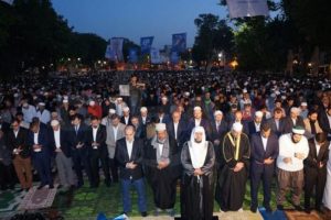 Binlerce kişi Ayasofya &ouml;n&uuml;nde sabah namazı kıldı