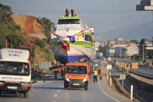 Kara yoluyla en b&uuml;y&uuml;k gemi Bursa'da taşındı