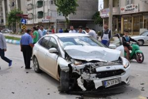 Kamyonetle otomobil &ccedil;arpıştı: 5 yaralı