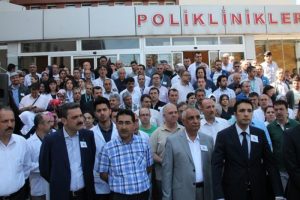 Sağlık&ccedil;ılar &ouml;ld&uuml;r&uuml;len doktor i&ccedil;in eylem d&uuml;zenliyor