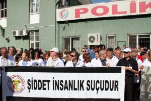 Bursalı sağlık&ccedil;ılar, meslektaşlarına yapılan saldırıyı kınadı