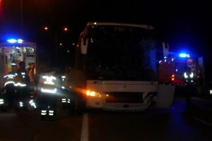 Bursa'da tur otob&uuml;s&uuml; kanala d&uuml;şt&uuml;: 11 yaralı