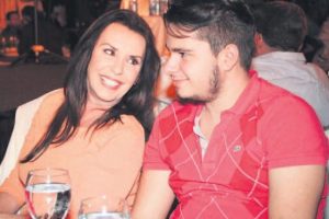 Perihan Savaş ve oğlu yıllar sonra ilk kez g&ouml;r&uuml;nt&uuml; verdi...