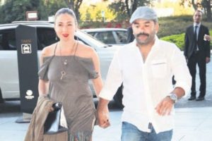 &Uuml;nl&uuml; &ccedil;ift kameralara alıştı...