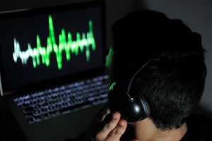 "Usuls&uuml;z dinleme"den g&ouml;zaltına alınan polisler adliyede