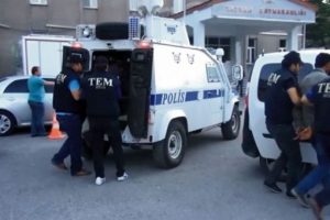Liseli kızı PKK'ya ka&ccedil;ırmak isteyen 2 kişi yakalandı