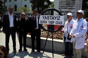 Bursa'da sağlık &ccedil;alışanları Atat&uuml;rk Anıtı'na siyah &ccedil;elenk bıraktı