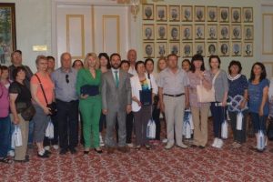 Misafir folklorculardan Bursa B&uuml;y&uuml;kşehire ziyaret