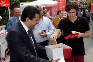 Zırhlıoğlu vatandaşlara kandil simidi dağıttı&nbsp;
