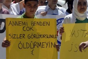 11 yaşındaki &ccedil;ocuğun pankartı g&uuml;ndeme damga vurdu!