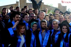 Erdoğan, &ouml;ğrencilerle mezuniyet pozu verdi
