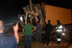 Kamyon bariyerlere &ccedil;arptı: 1 &ouml;l&uuml; 1 yaralı!