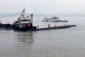 &Ccedil;in'de 458 kişiyi taşıyan gemi battı!