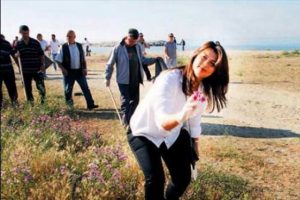 Sahilde &ccedil;&ouml;p topladı mangal ter&ouml;r&uuml;ne isyan etti...