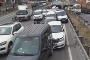 11 ara&ccedil; birbirine girdi: İstanbul trafiği fel&ccedil; !