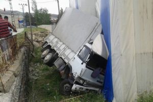 Freni patlayan kamyon dehşet sa&ccedil;tı: 1 &ouml;l&uuml;, 3 yaralı