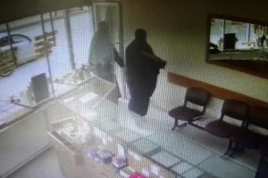 Silahlı soyguncuları yumruklarıyla p&uuml;sk&uuml;rtt&uuml;
