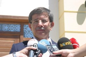 Başabakan Davutoğlu Erbakan'ın kabrini ziyaret etti